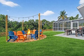 Outdoor dining - Stay Muse, 4BR Retreat, Pool, Fire Pit & Mini Golf (Bradenton)