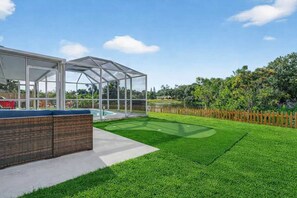 Property grounds - Stay Muse, 4BR Retreat, Pool, Fire Pit & Mini Golf (Bradenton)