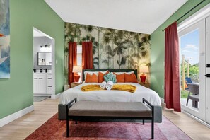 4 bedrooms, desk, iron/ironing board, travel cot - Stay Muse, 4BR Retreat, Pool, Fire Pit & Mini Golf (Bradenton)