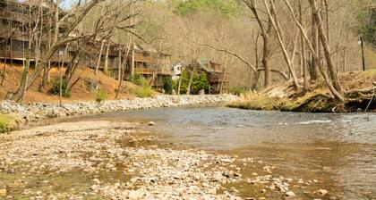 Helen River Haus-On the River-Hot Tub