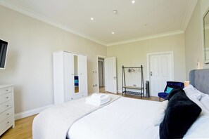 2 bedrooms, iron/ironing board, WiFi, bed sheets - Bright & Spacious 2BR Flat in Kensington (London)