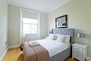 2 bedrooms, iron/ironing board, WiFi, bed sheets - Bright & Spacious 2BR Flat in Kensington (London)