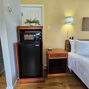 1 bedroom, iron/ironing board, WiFi, bed sheets - King Room l Centrally-located (Hendersonville)