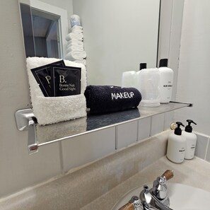 Hair dryer, towels, soap, toilet paper - King Room l Centrally-located (Hendersonville)