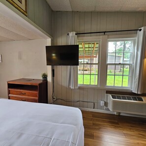 1 bedroom, iron/ironing board, WiFi, bed sheets - King Room l Centrally-located (Hendersonville)