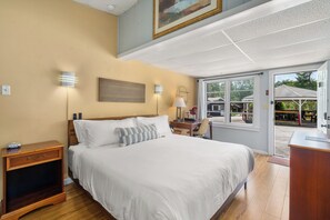 Room - Cozy standard room hotel in cool Hendersonville with AC (Hendersonville)