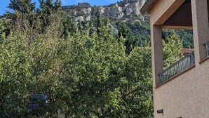 A building with a balcony overlooking a rocky landscape and trees. - Houses with swimming pool - View of Peyrepertuse castle (Pays Cathare) (Rouffiac-des-Corbières)