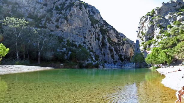 A clear, shallow river with rocky cliffs and sparse vegetation. - Houses with swimming pool - View of Peyrepertuse castle (Pays Cathare) (Rouffiac-des-Corbières)