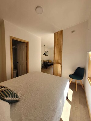 1 chambre, fer et planche à repasser, accès à Internet, literie fournie