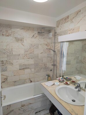 Towels, soap, toilet paper - Charming seafront apartment in Deauville (Tourgéville)
