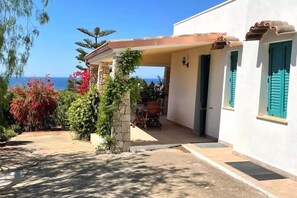 Outdoor dining - Detached villa with sea view (Torre Pali Provincia di Lecce)