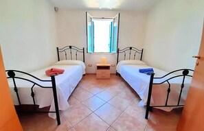 2 habitaciones y tabla de planchar con plancha 
