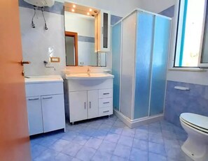 Secadora de cabello y papel de baño 