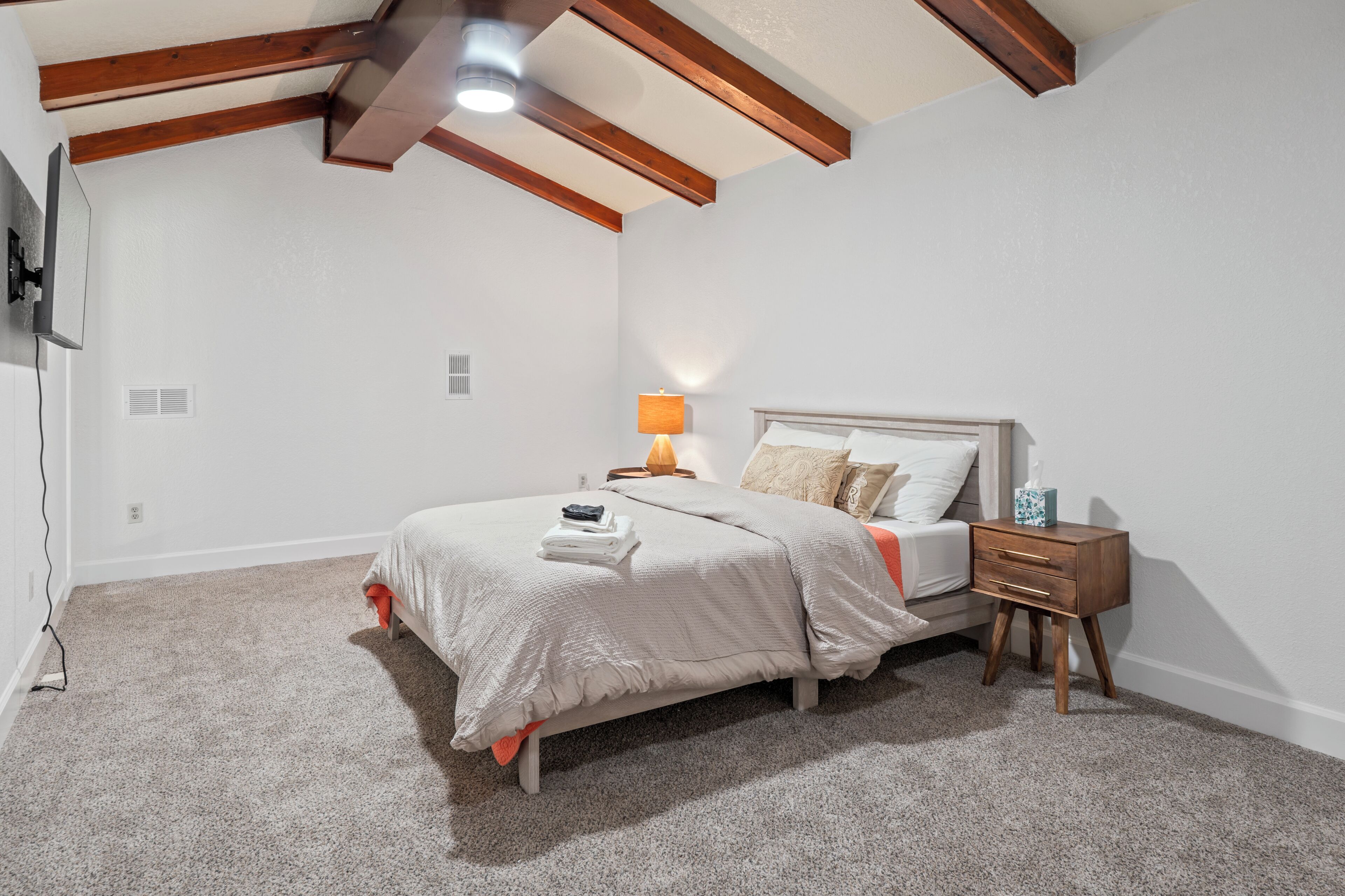 6 bedrooms, iron/ironing board, free WiFi, bed sheets