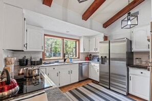 Fridge, microwave, oven, stovetop -  Retreat Style 6BR Home for Families & Groups (Seffner)