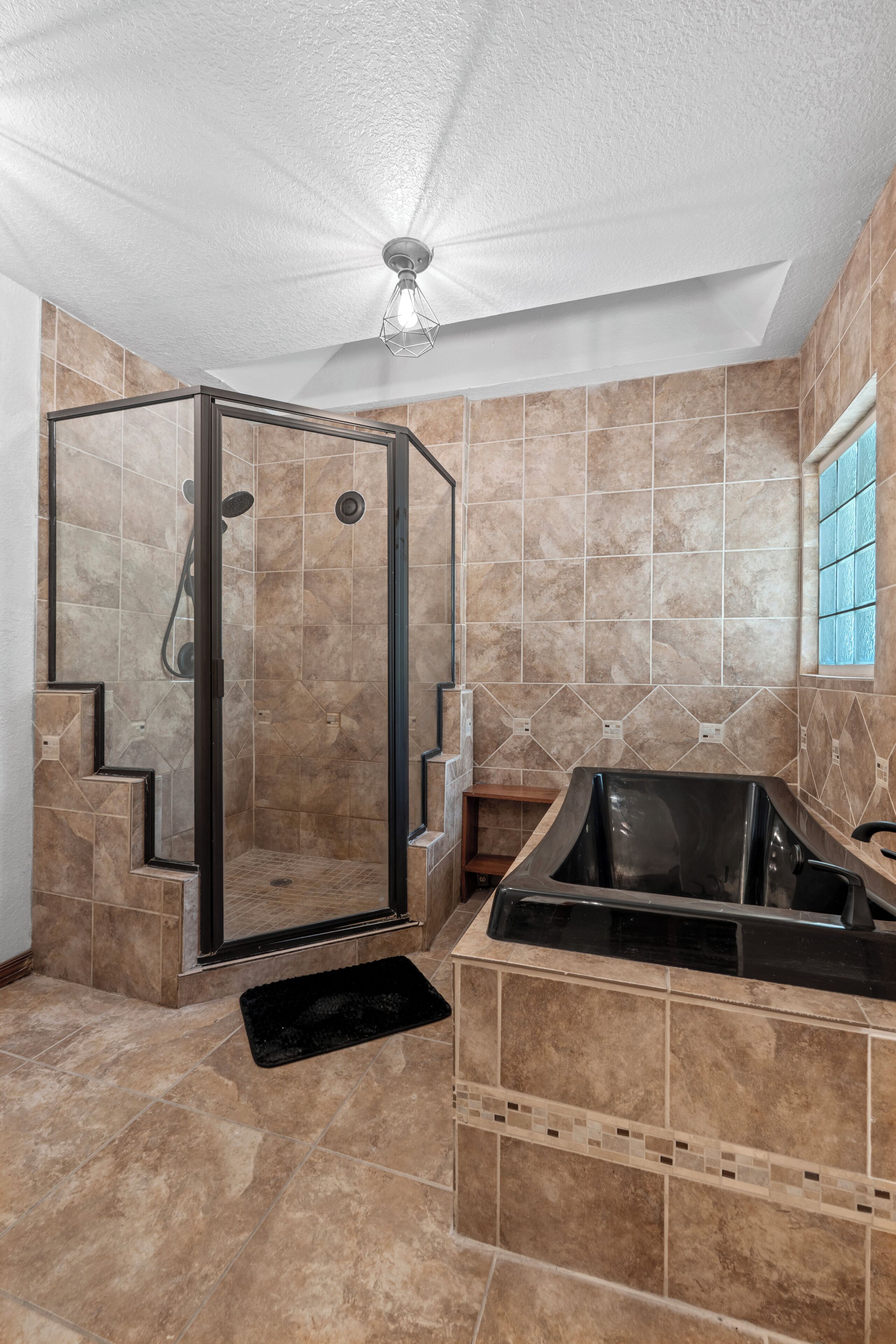 Douche, séchoir à cheveux, serviettes fournies, savon