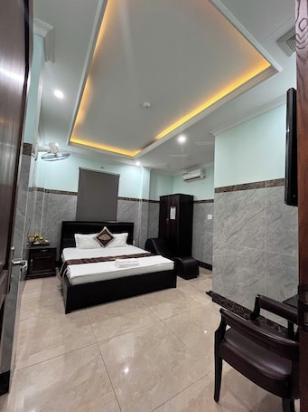 Deluxe Double Room, City View | Desk, laptop workspace, free WiFi. Minh Anh Hotel