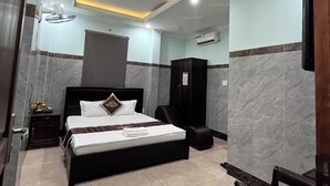 Una habitación de hotel moderna con una cama, un escritorio y una silla.