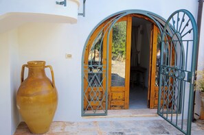 Exterior detail - Charming home with private entrance in historic villa – quiet & idyllic (Ostuni)