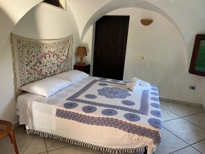 2 habitaciones, tabla de planchar con plancha y ropa de cama 