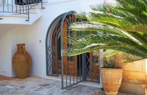 Exterior detail - Charming home with private entrance in historic villa – quiet & idyllic (Ostuni)