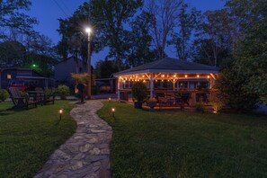 Outdoor dining - Comfortable Queen Room l Near Downtown (Hendersonville)