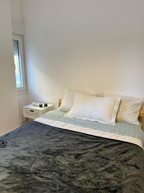 1 bedroom, Internet - Single room for rent for single days or weekends. (Sevilla este)