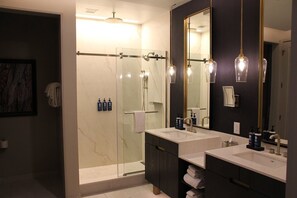 Secadora de cabello, toallas, jabón, papel de baño 