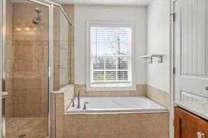 Een douche, een haardroger, handdoeken, shampoo