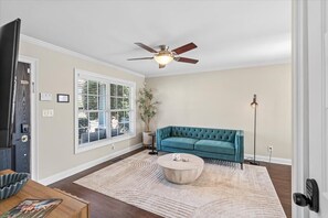 Living area - Charming 3-Bed Retreat Near Uptown Charlotte (Charlotte)
