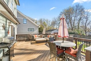 Outdoor dining - Charming 3-Bed Retreat Near Uptown Charlotte (Charlotte)