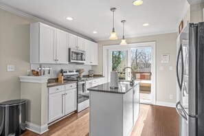 Private kitchen - Charming 3-Bed Retreat Near Uptown Charlotte (Charlotte)