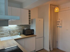 Private kitchen - Renovated 3-bedroom apartment - 8 people - Air conditioning - La Garde Center - Beaches 10 min (La Garde)