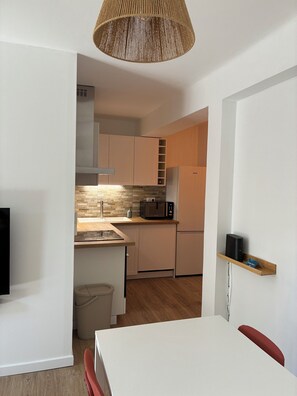 Private kitchen - Renovated 3-bedroom apartment - 8 people - Air conditioning - La Garde Center - Beaches 10 min (La Garde)