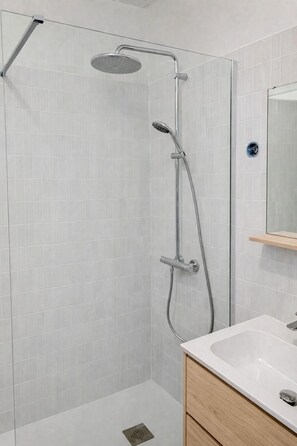 Dusche, Haartrockner, Handtücher, Toilettenpapier