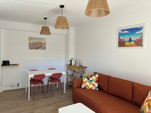 Living area - Renovated 3-bedroom apartment - 8 people - Air conditioning - La Garde Center - Beaches 10 min (La Garde)