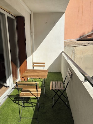 Outdoor dining - Vrbo Property (La Garde)