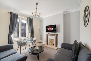 Living area - Central Aberdeen Flat Holburn St Workspace Parking (Aberdeen)