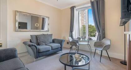Central Aberdeen Flat Holburn St Workspace Parking