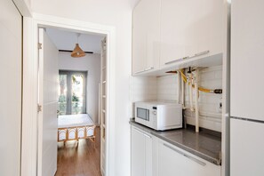 1 habitación, tabla de planchar con plancha y cuna de viaje 