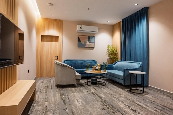 Suite superior, balcón, vista a la ciudad | Área de sala de estar