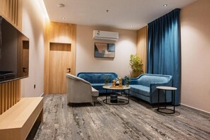 Suite superior, balcón, vistas a la ciudad | Zona de estar