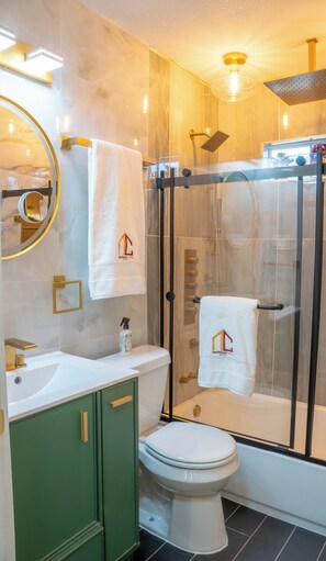 Hair dryer, towels, soap, toilet paper - Lovely 2-bedroom home - Central Location in Dallas (Dallas)