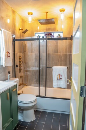 Hair dryer, towels, soap, toilet paper - Lovely 2-bedroom home - Central Location in Dallas (Dallas)