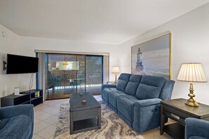Living area - Waterfront 2 bed 2 bath condo, dock included in Punta Gorda, Active community! (Punta Gorda)