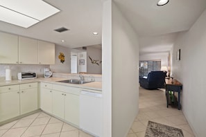 Interior - Waterfront 2 bed 2 bath condo, dock included in Punta Gorda, Active community! (Punta Gorda)