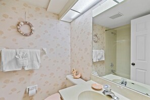 Shower, towels, soap, toilet paper - Waterfront 2 bed 2 bath condo, dock included in Punta Gorda, Active community! (Punta Gorda)