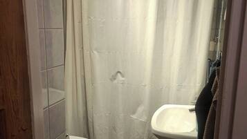 Apartment, 2 Bedrooms, Balcony | Bathroom