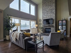 TV, fireplace - Huge, Luxe Retreat with A/C Near Woodinville Wineries (Bothell)