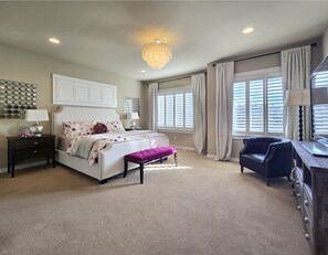 6 bedrooms, iron/ironing board, Internet, bed sheets - Huge, Luxe Retreat with A/C Near Woodinville Wineries (Bothell)
